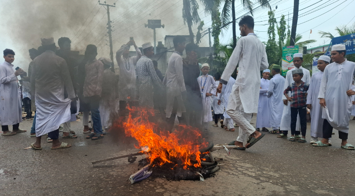 বরিশাল-পটুয়াখালী মহাসড়ক আটকে শিক্ষার্থীদের বিক্ষোভ